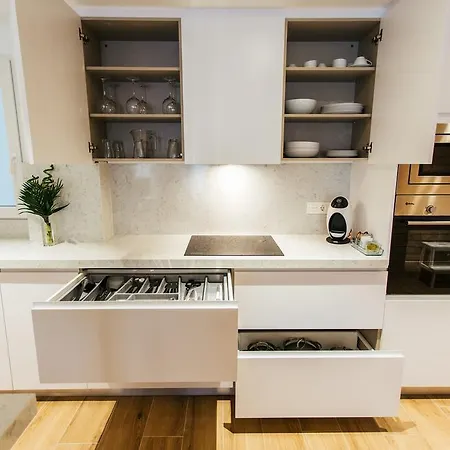 The Lucky Flats - Liorna Apartment